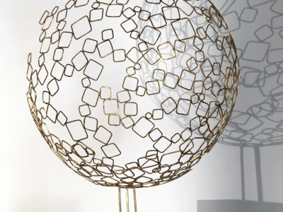 sphere-de-dyson-K1_2_sculpture_fil_de_fer_wire_atelier_lor_paris_calder_sphere_laure_simoneau_fildeferiste_metal_laiton_brass_light_art_vide_legerete_lightness_artiste